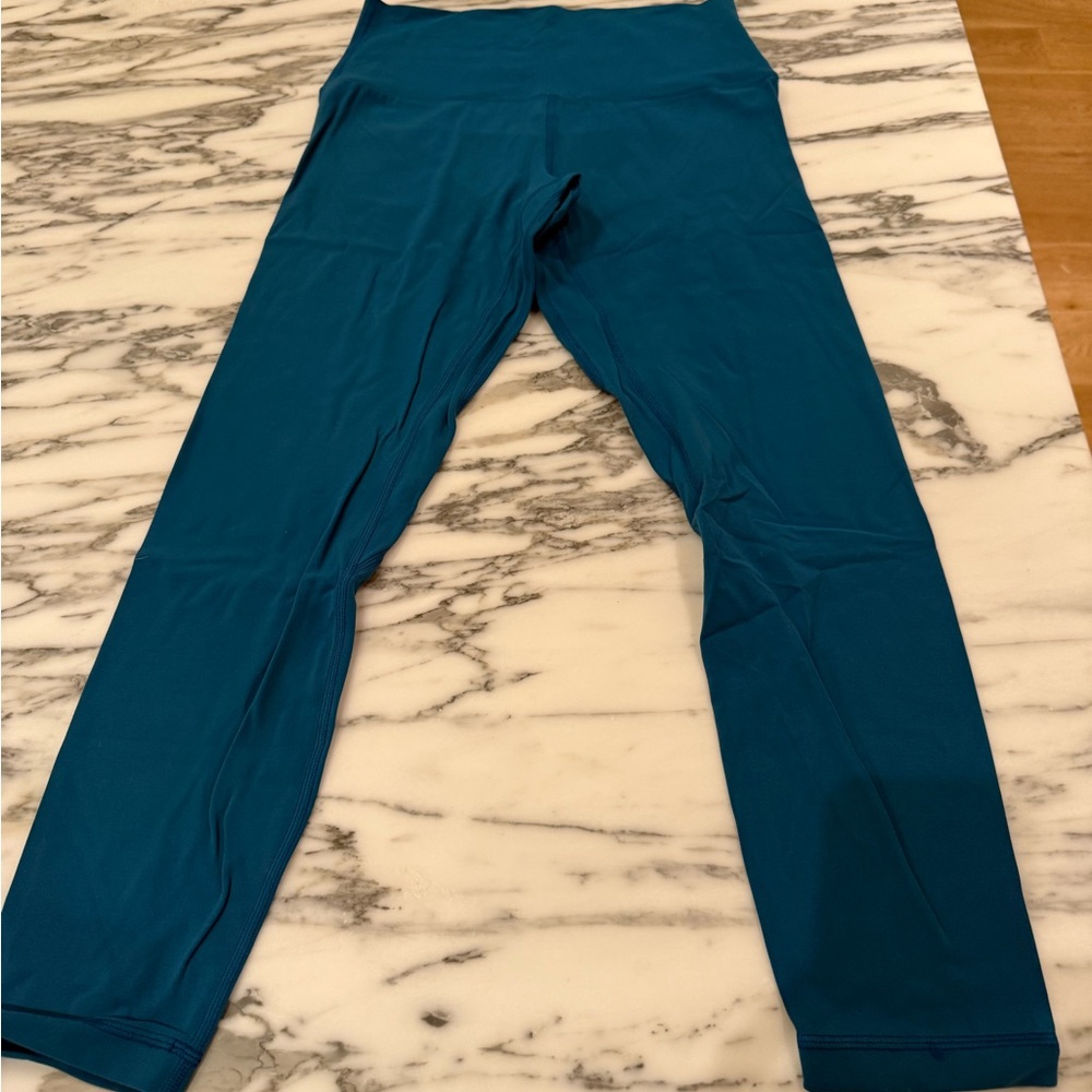 Lululemon Smoky Blue Sz 8 leggings align 25"
Gently worn